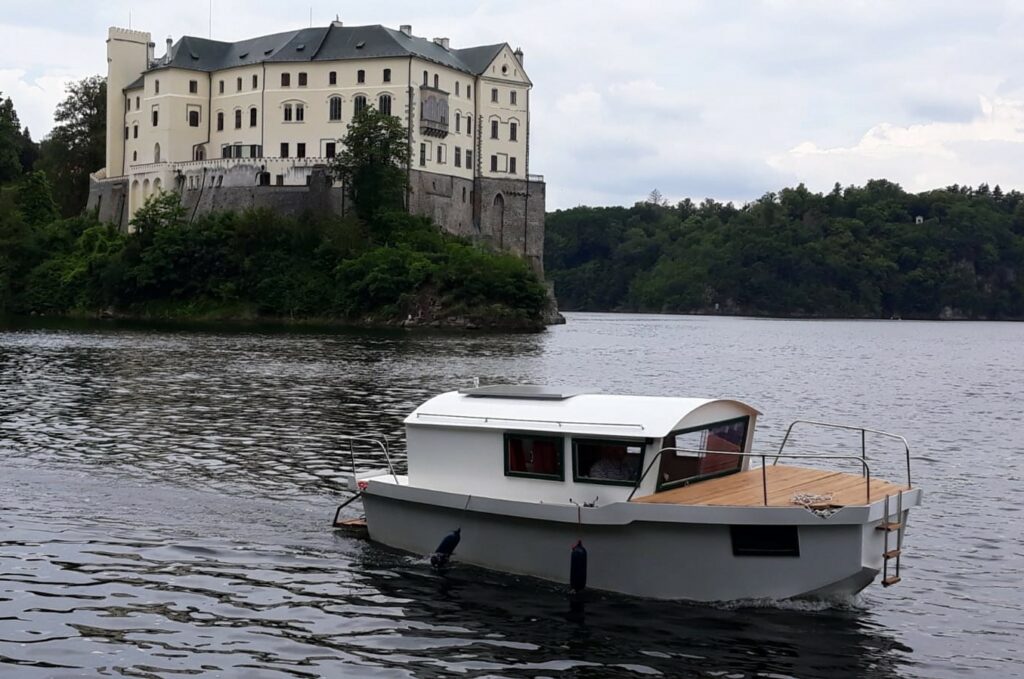 Lodě Krajánek 670 u zámku Orlík