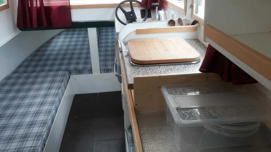 Krajánek 670 - celkový pohled do kajuty ve které se pohodlně vyspí 4 osoby