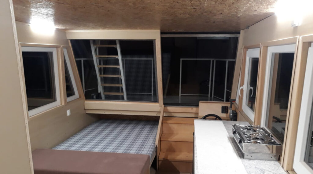 Hlavní kajuta hausbótu Navis v lůžkovém uspořádání Hlavní kajuta hausbótu Navis v lůžkovém uspořádání