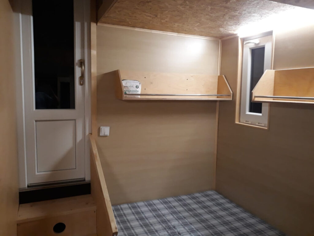 Zadní kajuta hausbótu Navis Zadní kajuta hausbótu Navis