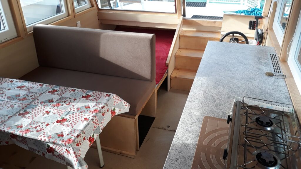 Hlavní kajuta hausbótu Navis Hlavní kajuta hausbótu Navis