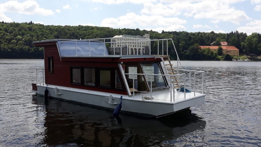 Hausbót Navis při plavbě pod zámkem Orlík