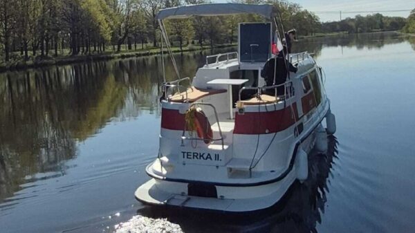 Hausbót Voyager 860 Terka 2 při plavbě