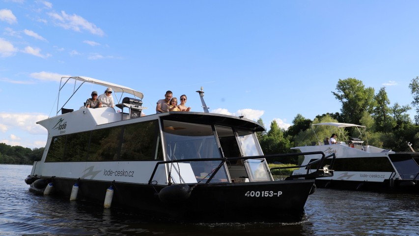Hausbót YB35 Charlotte-na vodě