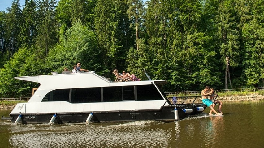 hausbot-yb35-victoria-pri-plavbe