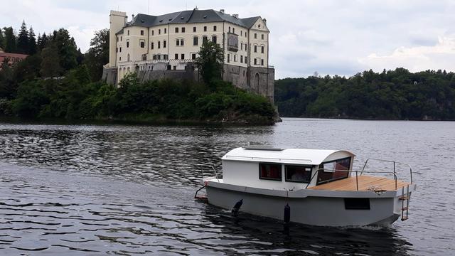 Loď Krajánek 670 při plavbě na Orlíku